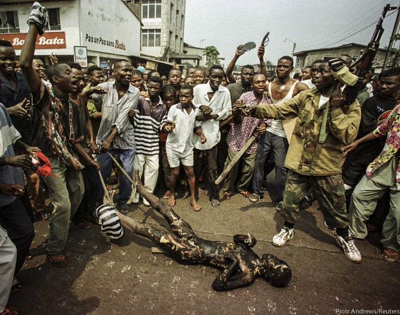 Tłum ciągnie ciało mężczyzny z plemienia Tutsi