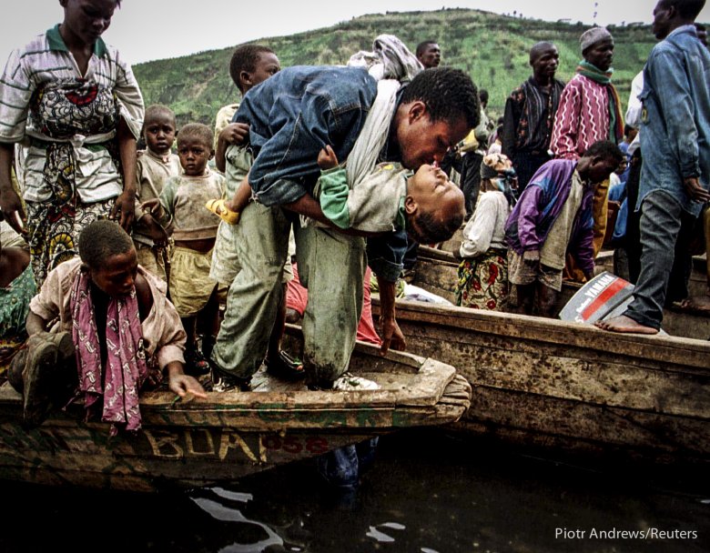 Uchodźcy z plemienia Hutu w drodze do Rwandy.