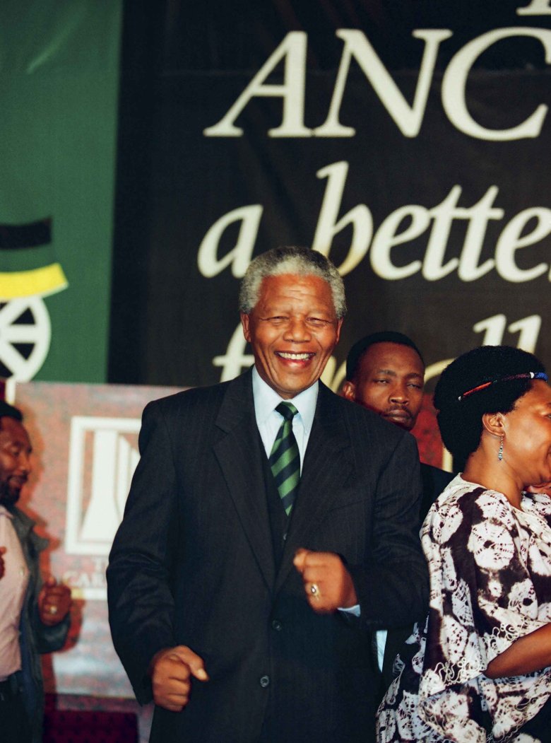 Nelson Mandela podczas świętowania wygrania wyborów prezydenckich w RPA w 1994 roku.
