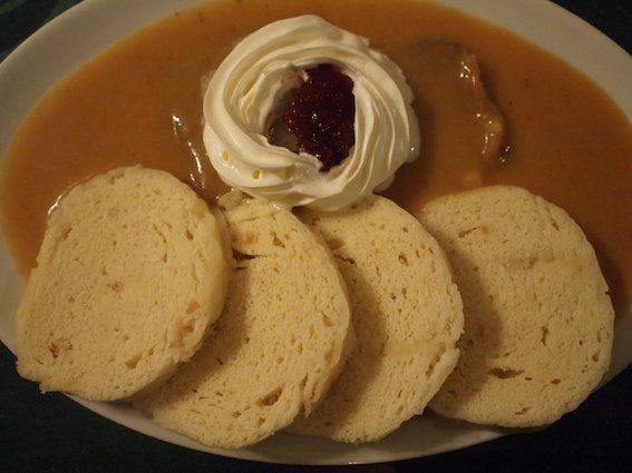 Tradycyjny czeski przysmak w piwiarni Pivnce u Pivrnce.