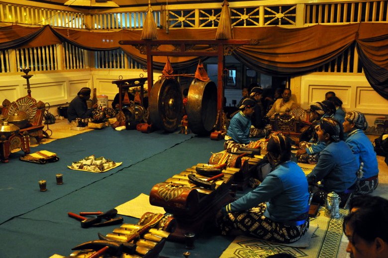 Jawajska grupa w przerwie koncertu