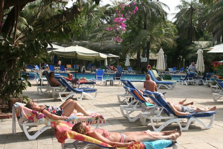 W Gambii też można spędzić urlop na leżaku. Jak kto lubi...