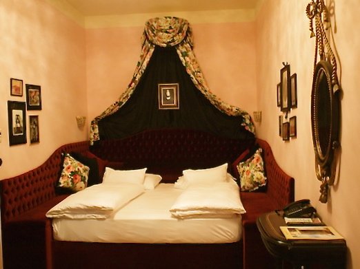 Łoże z baldachimem w hotelu Altstadt – ewidentnie inspirowane postacią legendarnej kurtyzany.