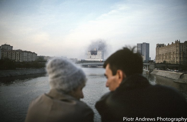 Para moskwian ogląda atak na Biały Dom w Moskwie.