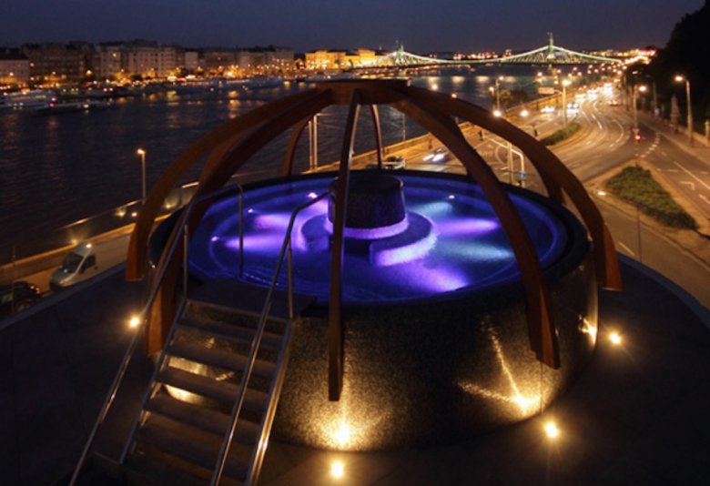 Basen dachu term. Rozciąga się stąd bajkowy widok na Dunaj i Peszt.