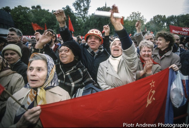 Demonstracja moskwian wspierających drugi pucz.