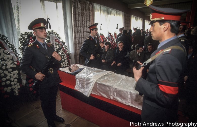 Uroczystości pogrzebowe milicjantów, którzy zginęli podczas ataku na Biały Dom w Moskwie.