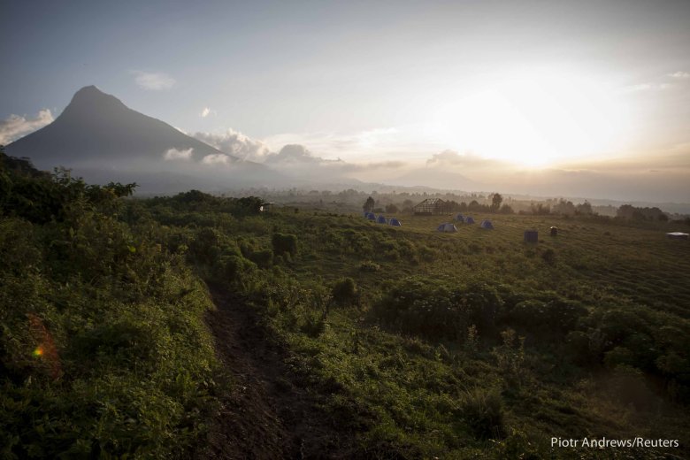 Obóz namiotowy u podnóża wulkanu Mikeno.