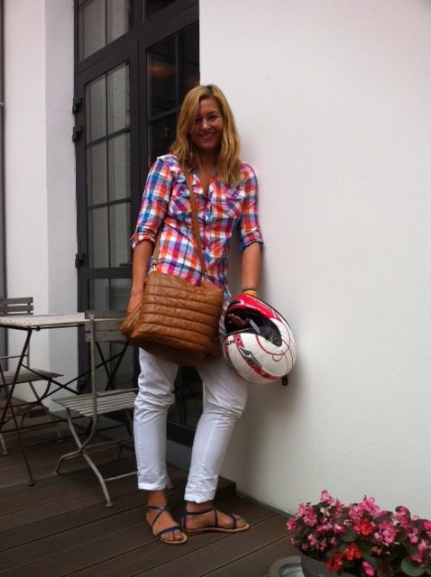 Beata Sadowska z jedną ze swoich torebek marki Zouza Bags