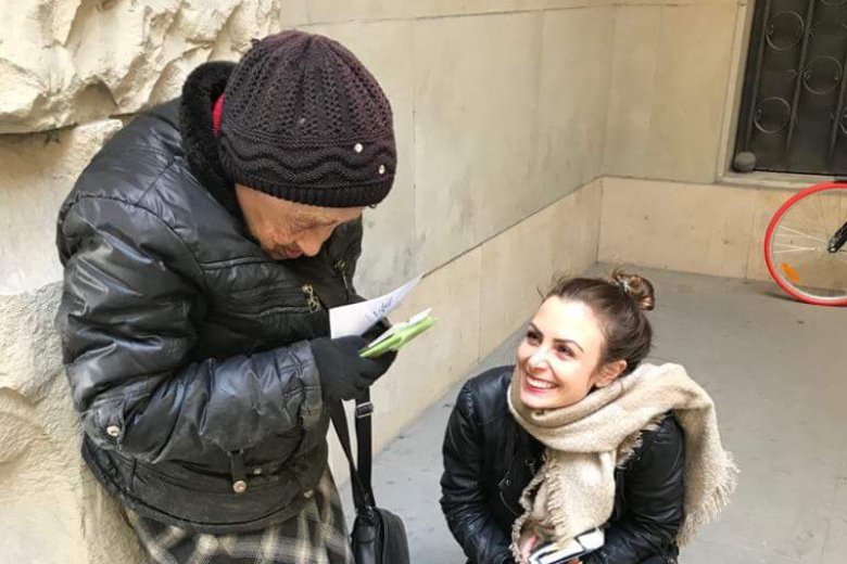 Pani Maria nadal rozdaje ulotki. – Kochana, sama w domu, to bym zwariowała. Tutaj chociaż między ludźmi jestem – mówi 83-latka.