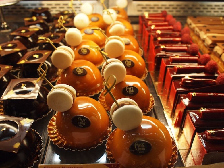 Każda kawiarnia ma swoje "firmowe" ciastka. Cafe Central ma przepyszny orzechowy mus idealny do małej czarnej kawy.