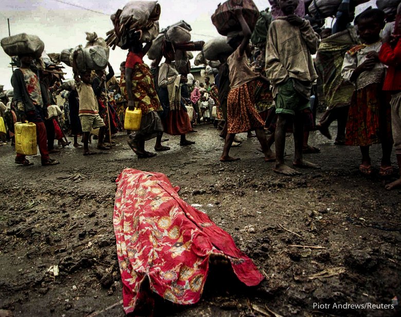 Uchodźcy z plemienia Hutu w drodze do Rwandy.