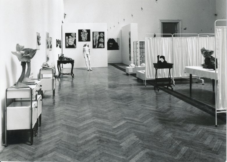 Widok wystawy Aliny Szapocznikow w Zachęcie, 1999