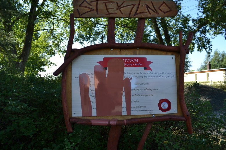 Tablica z Konstytucją Steklna - Naszej Małej Ojczyzny oblana farbą.