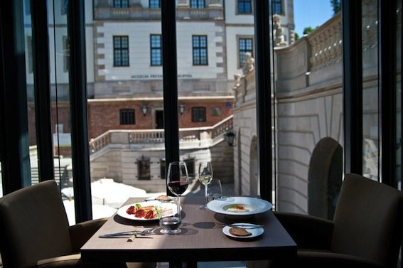 Widok na mieszczący Muzeum Fryderyka Chopina Pałac Ostrogskich towarzyszy gościom restauracji na Tamce 43.