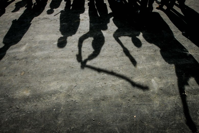 Członkowie plemienia Kikuji podczas demonstracji siły w miejscowości Naivasha.