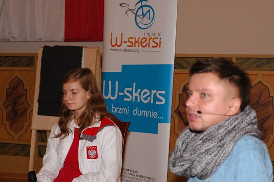 Oliwia Jabłońska podczas spotkania w gimnazjum w Bystrzycy Kłodzkiej, w ramach projektu "Między nami w-skersami"