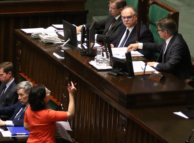 Kamila Gasiuk-Pihowicz i marszałek Marek Kuchciński podczas posiedzenia Sejmu.