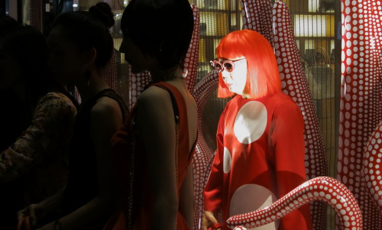Jak z innego świata; figura Yayomi Kusama zza witryny Louis Vuitton.