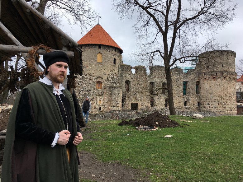 Zamek w Cesis i nasz przewodnik.