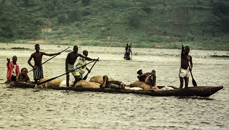 Mieszkańcy przeprawiający się przez rzekę Kongo