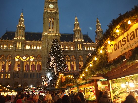 Bożonarodzeniowy jarmark przed wiedeńskim ratuszem.