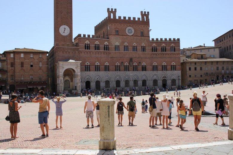Główny rynek, wybrukowany czerwoną cegłą i marmurem