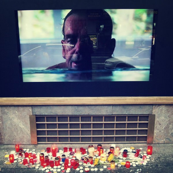 Havel w basenie na 25-lecie wolności. Wideo puszczone w pętli pokazywało prezydenta pływającego żabką.