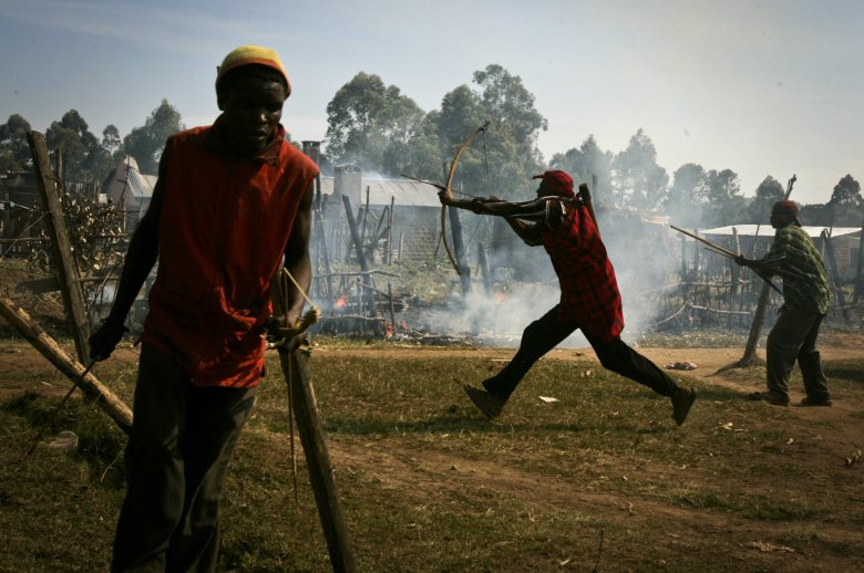 Wojownicy plemienia Kisii podczas bitwy na strzały z plemieniem Kalenjin w miejscowości Chelipat.
