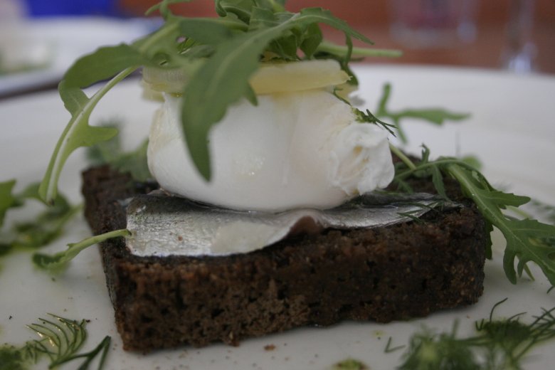 W Tallinie jest dość chłodno. Ale nawet przegryzki są rozgrzewające z uwagi na zaskakujący skład - tu kanapka ze śledziem i jajkiem po benedyktyńsku, okraszona rukolą!