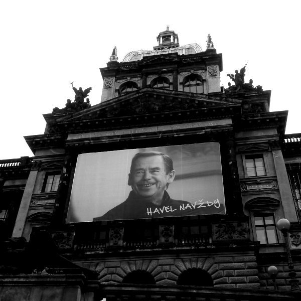 Muzeum Narodowe na Placu Wacława w Pradze. Na nim postać prezydenta Havla - Havel forever. 25 rocznica Aksamitnej Rewolucji.