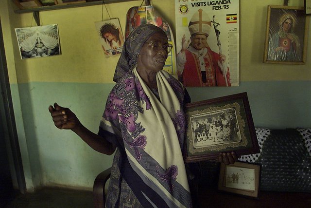 Theresa Kibwetere, żona jednego z przywódców sekty Josepha Kibwetere trzyma w ręku ich ślubne zdjęcie.