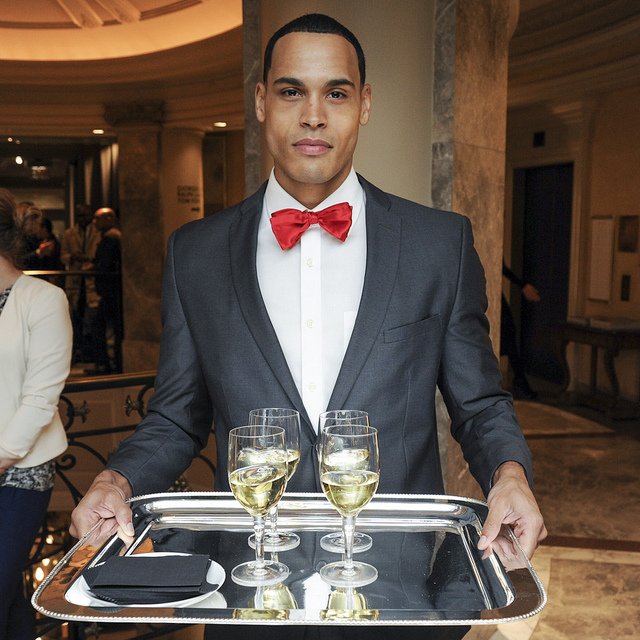 Mucha o znakomitej proporcji do twarzy.