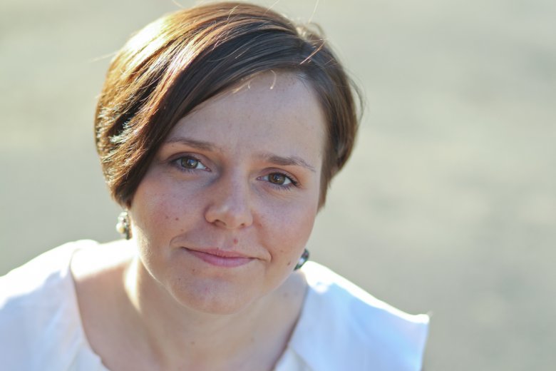 [b]Paulina Wilk –[/b] dziennikarka prasowa, reportażystka, recenzentka i felietonistka. Pracowała m.in. w Indiach, Chinach, Kenii, Brazylii i Izraelu, autorka książki „Lalki w ogniu”. W tym roku ukazały się jej „Znaki szczególne”