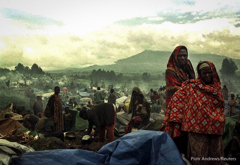 Uchodźcy z plemienia Hutu w drodze do Rwandy.