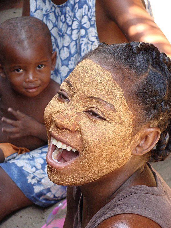 Malgaski makijaż chroniący przed słońcem.