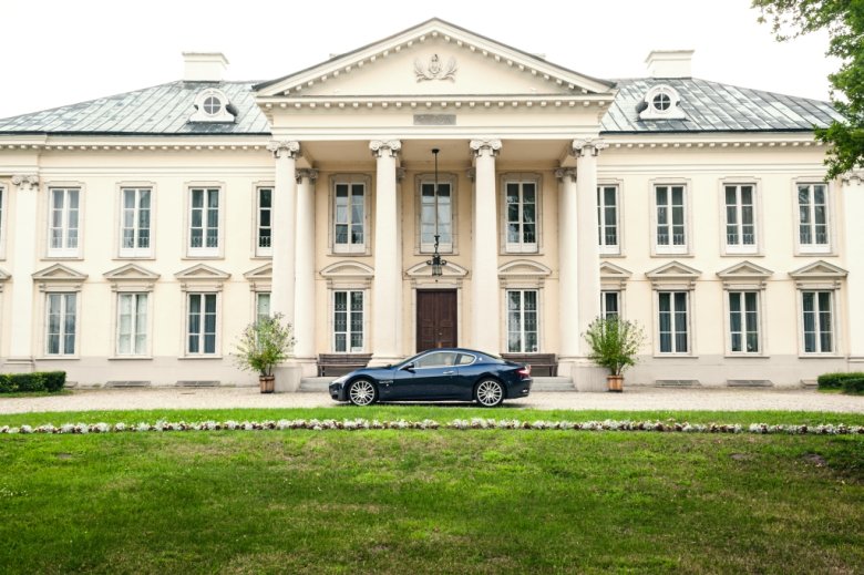 GT ma rozpieszczać wygodą i wyszukanym stylem, przy tym musi być w pełni kompetentnym na krętej drodze