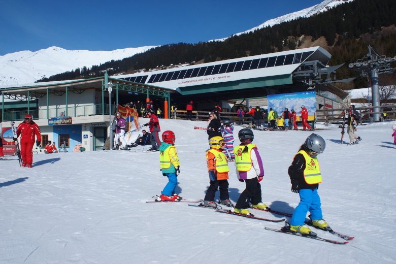 W Austrii na nartach zaczynają już jeździć trzylatki. Szkółki narciarskie w Tyrolu mają opinię najlepszych na świecie.