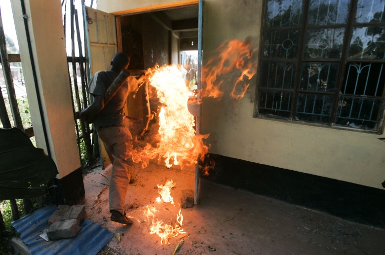 Wojownicy plemienia Kalenjin palą domy należące do plemienia Kisii w miejscowości Chelipat.