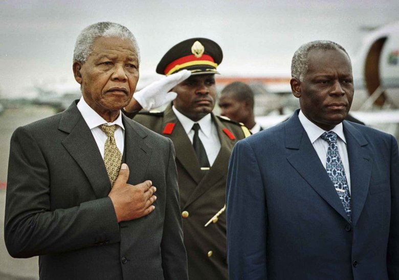 Oficjalne przywitanie prezydenta Mandeli przez prezydenta Dos Santosa w stolicy Angoli Luandzie.