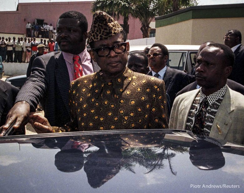 Obalony prezydent Zairu, Mobutu Sese Seko przed opuszczeniem rozmów pokojowych w Point Noir w Kongo Brazaville.