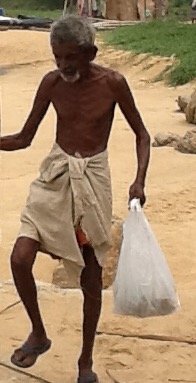 Starzec nad brzegiem morza w Kerali. Chowara, Indie