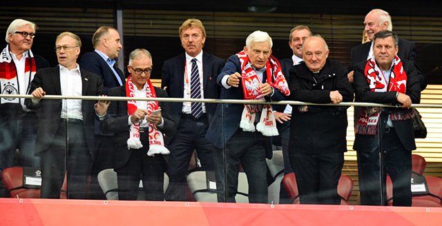 Na zdjęciu m.in Jerzy Buzek, arcybiskup Kazimierz Nycz, wicepremier Janusz Piechociński, prezes PZPN Zbigniew Boniek, ministrowie spraw zagranicznych Polski - Grzegorz Schetyna i Niemiec - Frank Walter Steinmeier