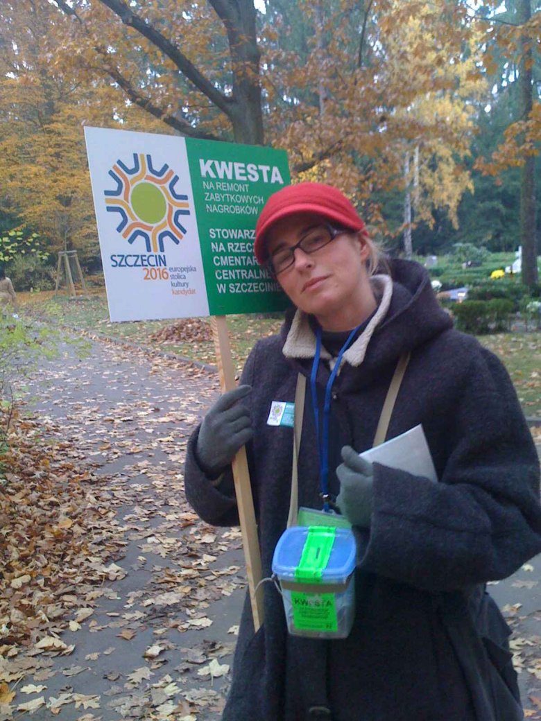 Autorka - kwestująca m.in. na rzecz odbudowy i konserwacji cmentarza żydowskiego na szczecińskim Ku Słońcu