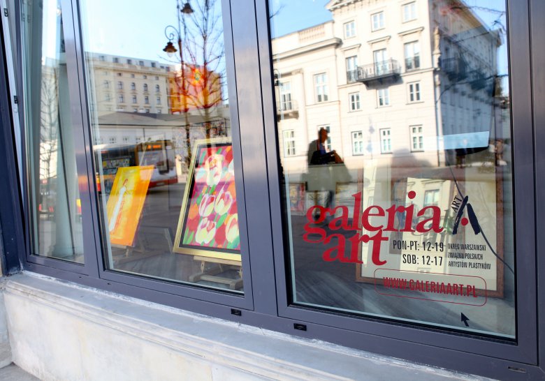 Witryna Galerii Art, widoczna od Krakowskiego Przedmieścia w Warszawie