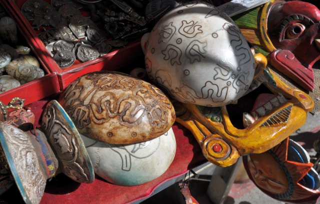 Misy wykonane z czaszek ludzkich na targu w Lhasie