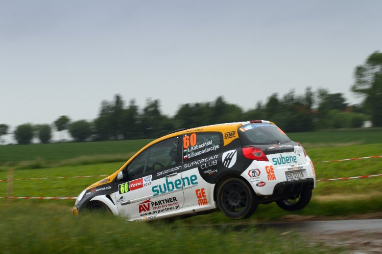 Chwila nieuwagi, w parze ze zbyt dużą pewnością siebie, w rajdach dają opłakane skutki.