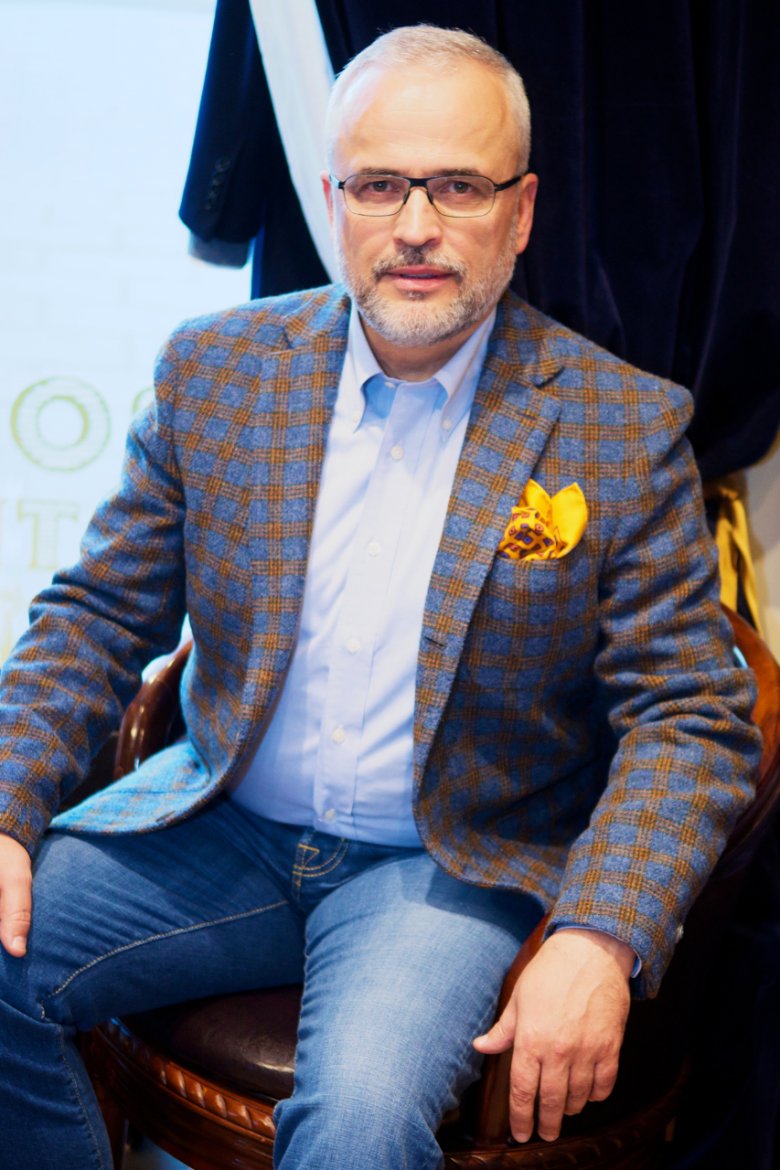 Bogdan ma na sobie:  Wełnianą marynarkę Jacob Cohen. Cena: 3192 zł. Bawełnianą koszulę button-down marki Brooks Brothers. Cena: 525 zł. Jedwabną poszetkę marki Brooks Brothers. Cena 270zł. cdn.