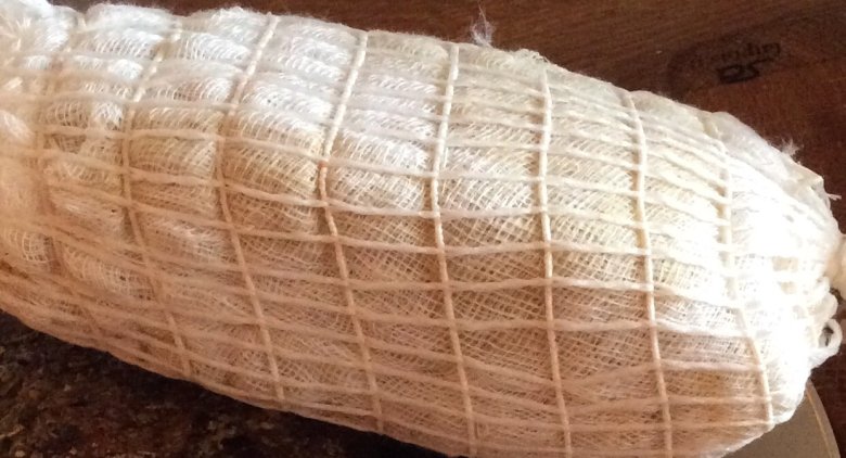 Tak powinny wyglądać owinięte kawałki mięsa, gotowe do powieszenia