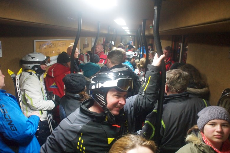 W wagoniku metra sami narciarze. To może się zdarzyć tylko w Serfaus.